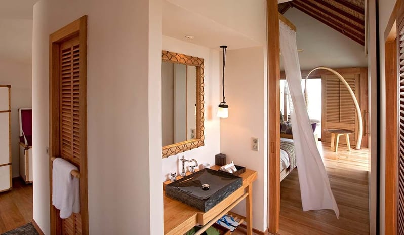 Constance Moofushi-Senior Water Villa bathroom interior_4842